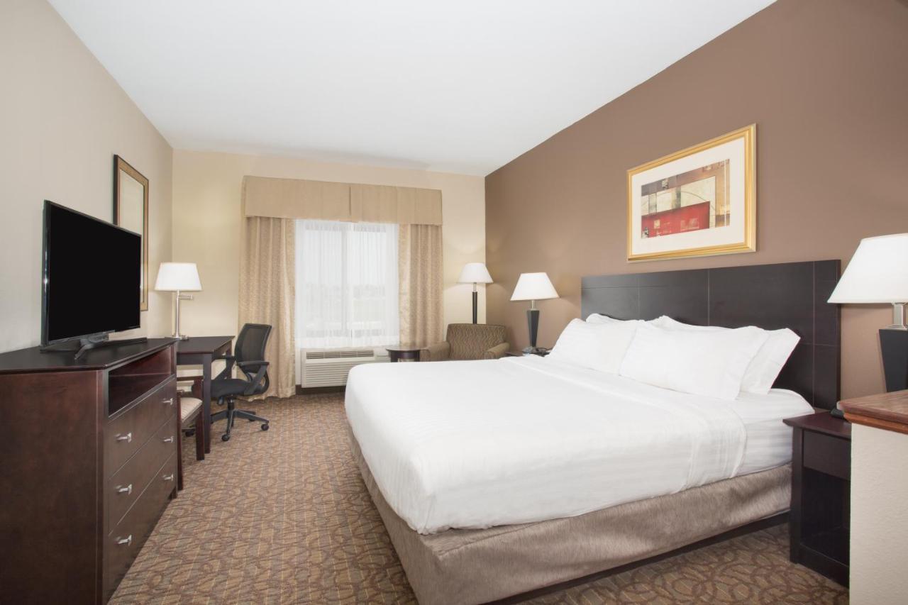 Holiday Inn Express Hotel & Suites Concordia Us 81 By Ihg Exterior foto