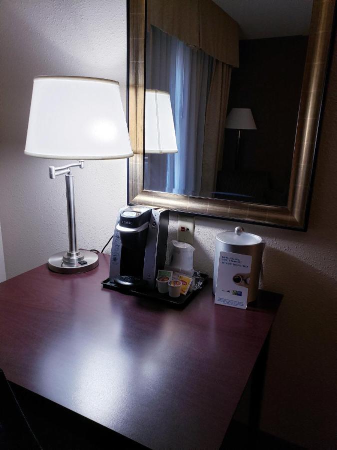 Holiday Inn Express Hotel & Suites Concordia Us 81 By Ihg Exterior foto