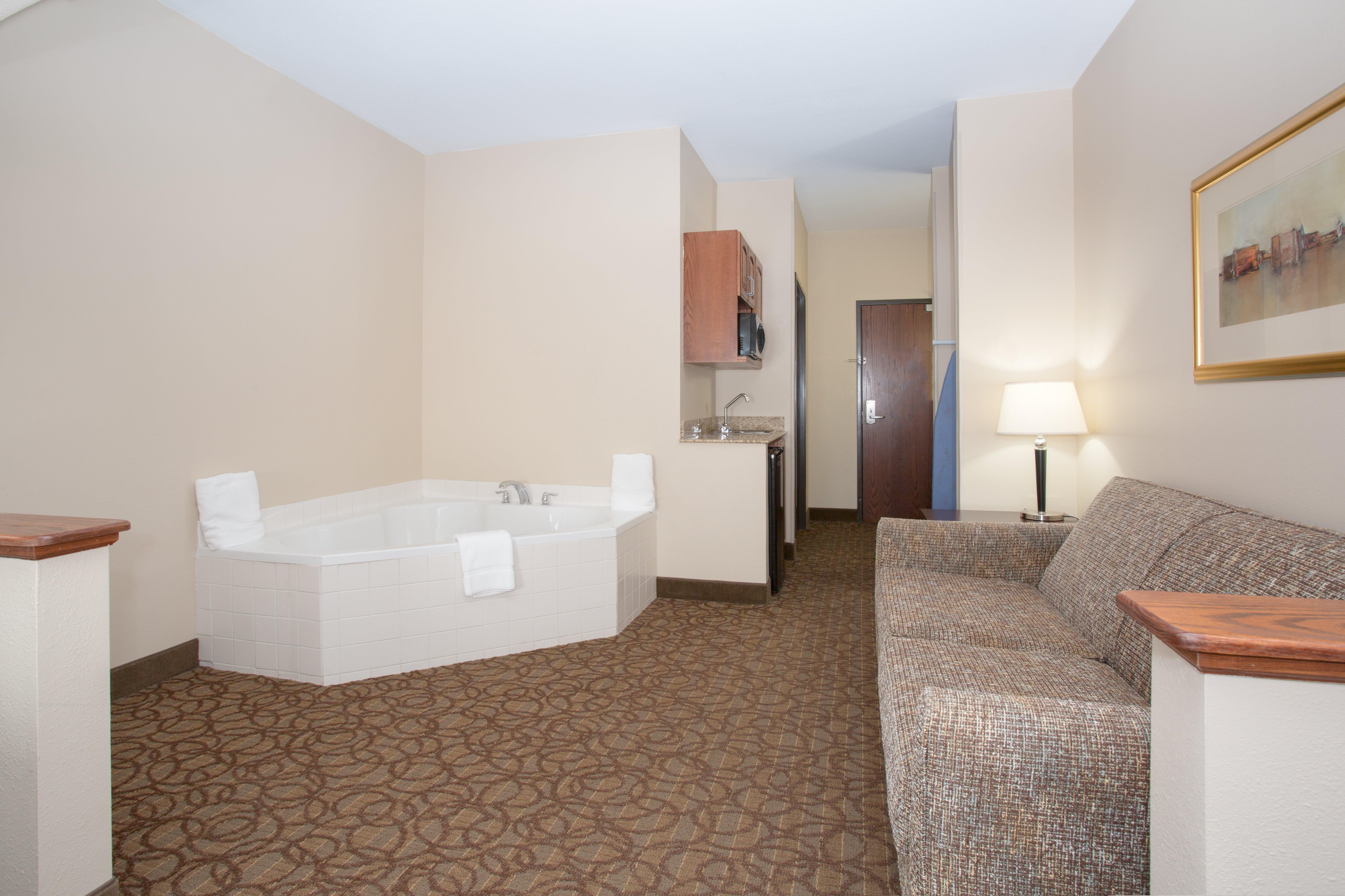 Holiday Inn Express Hotel & Suites Concordia Us 81 By Ihg Exterior foto