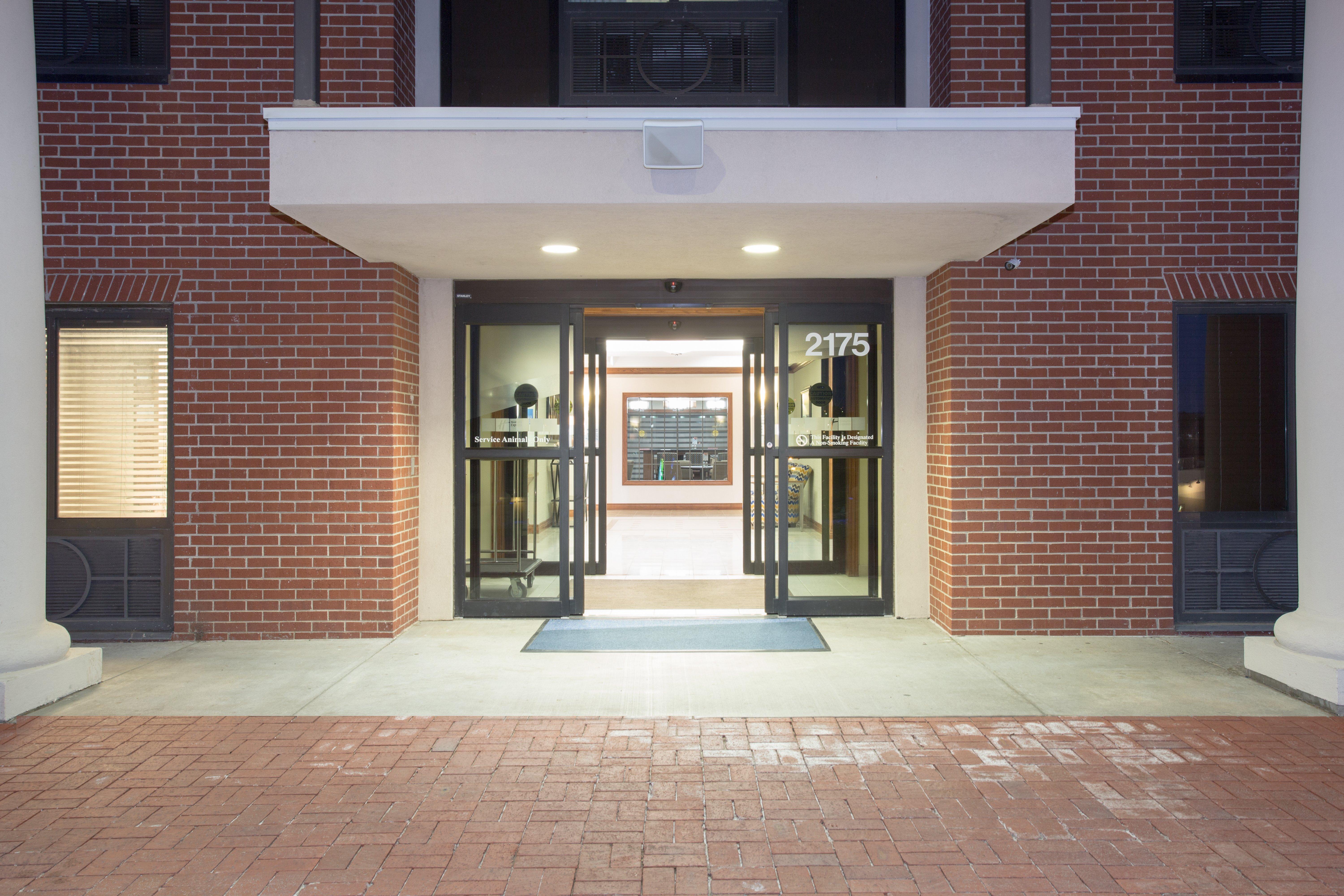 Holiday Inn Express Hotel & Suites Concordia Us 81 By Ihg Exterior foto