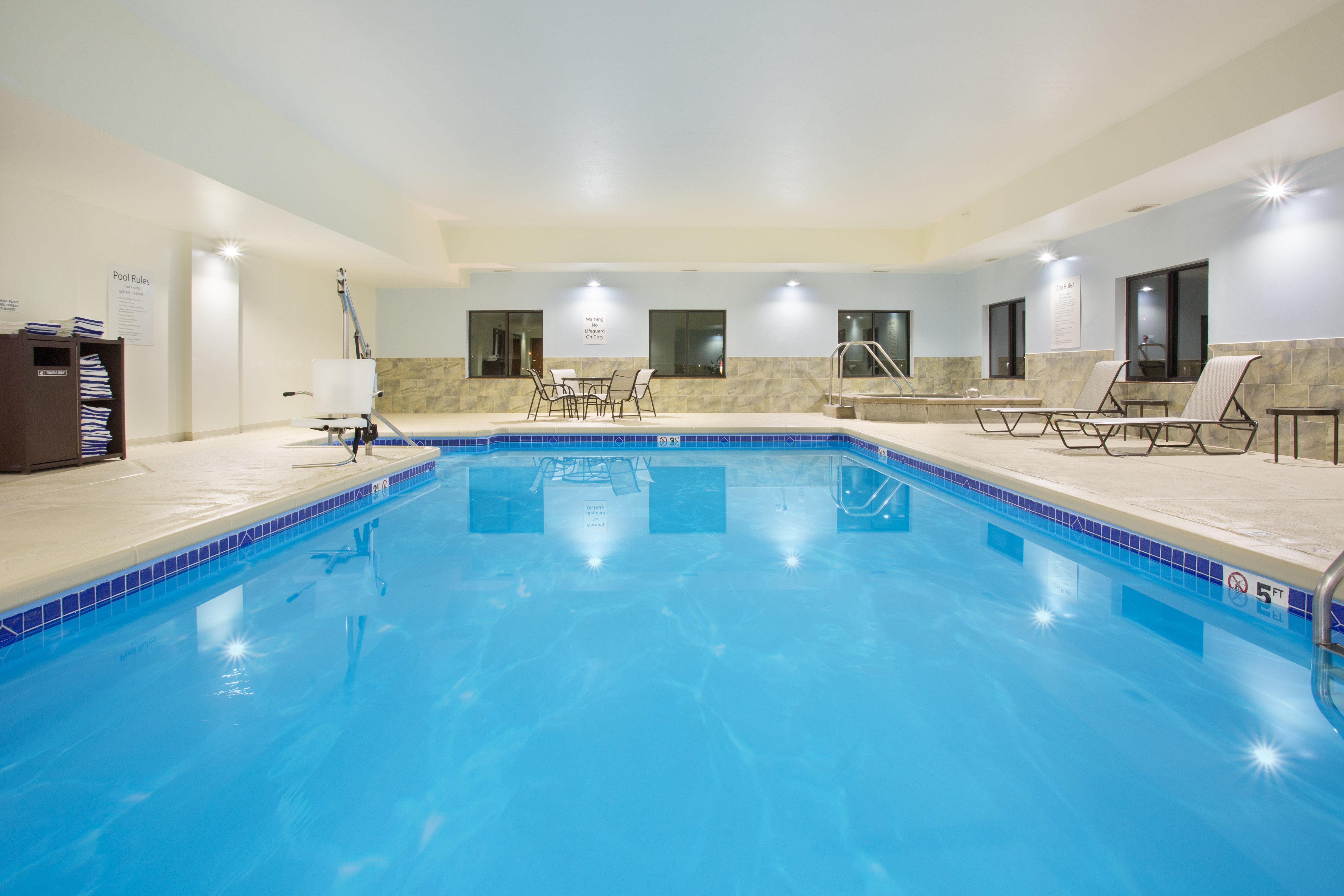 Holiday Inn Express Hotel & Suites Concordia Us 81 By Ihg Exterior foto