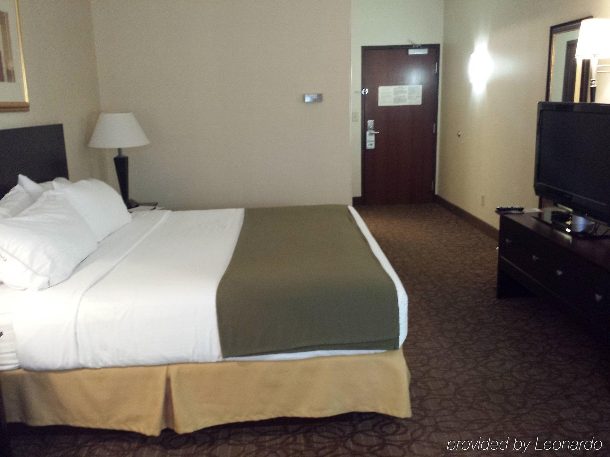 Holiday Inn Express Hotel & Suites Concordia Us 81 By Ihg Exterior foto