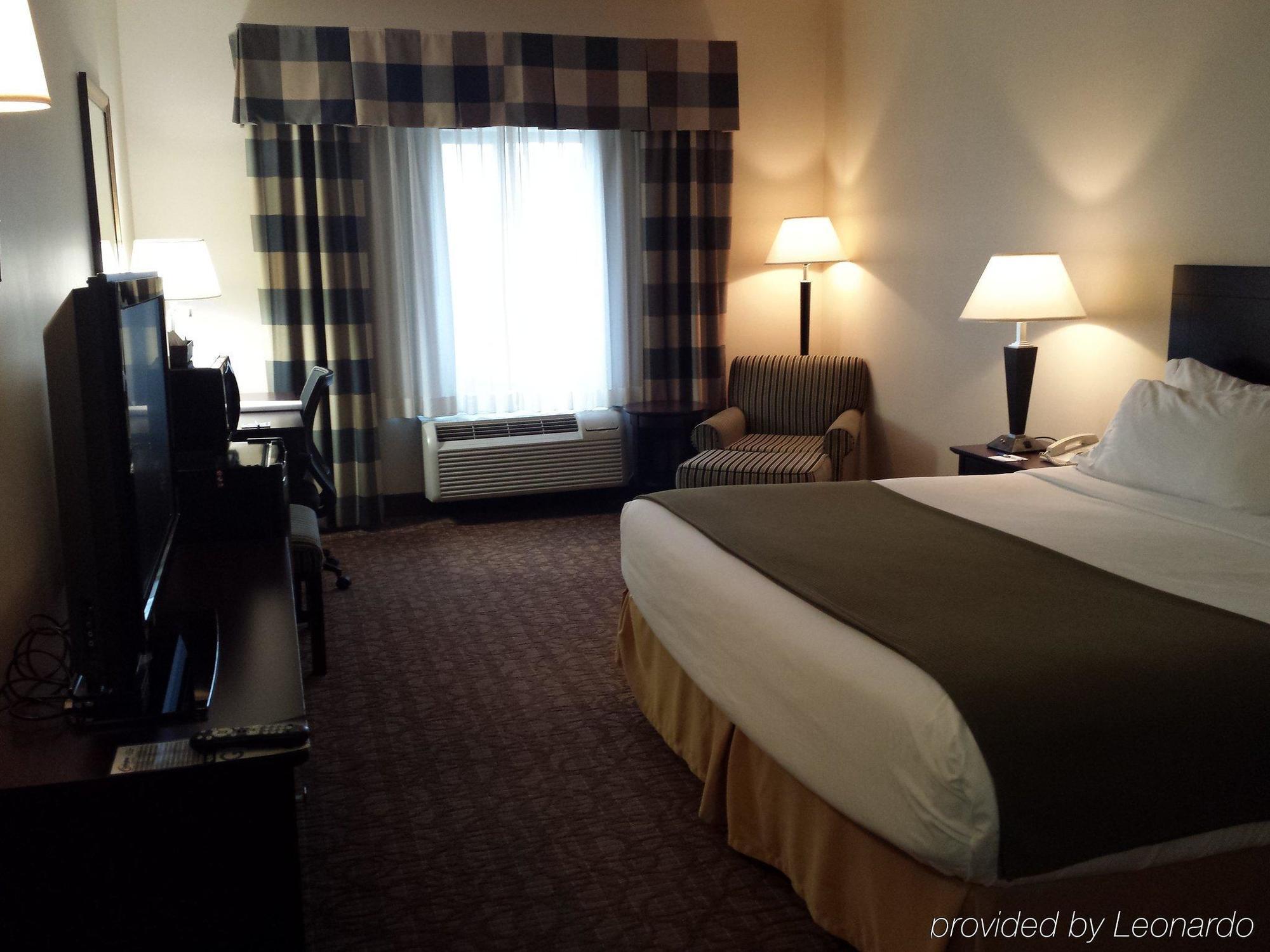 Holiday Inn Express Hotel & Suites Concordia Us 81 By Ihg Exterior foto