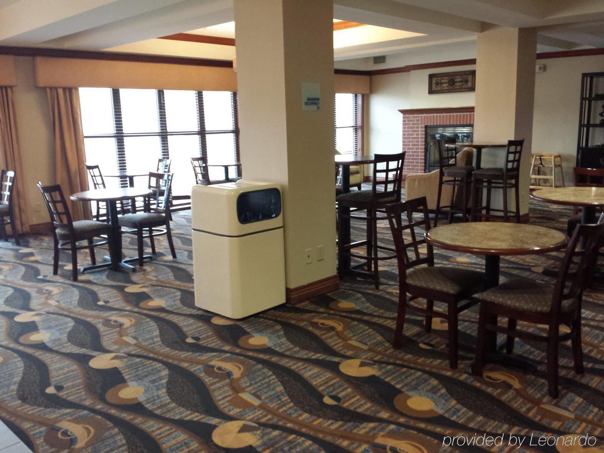 Holiday Inn Express Hotel & Suites Concordia Us 81 By Ihg Exterior foto
