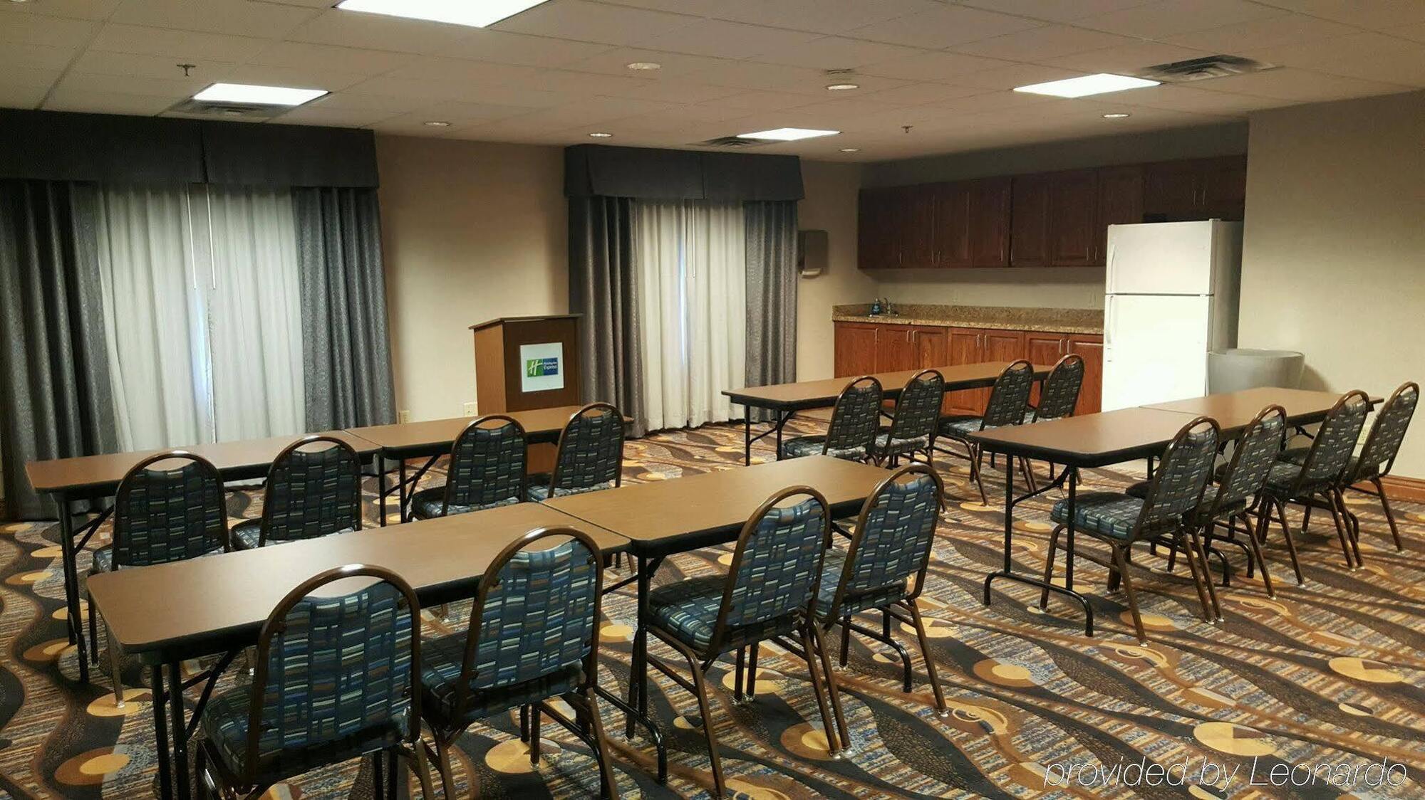 Holiday Inn Express Hotel & Suites Concordia Us 81 By Ihg Exterior foto